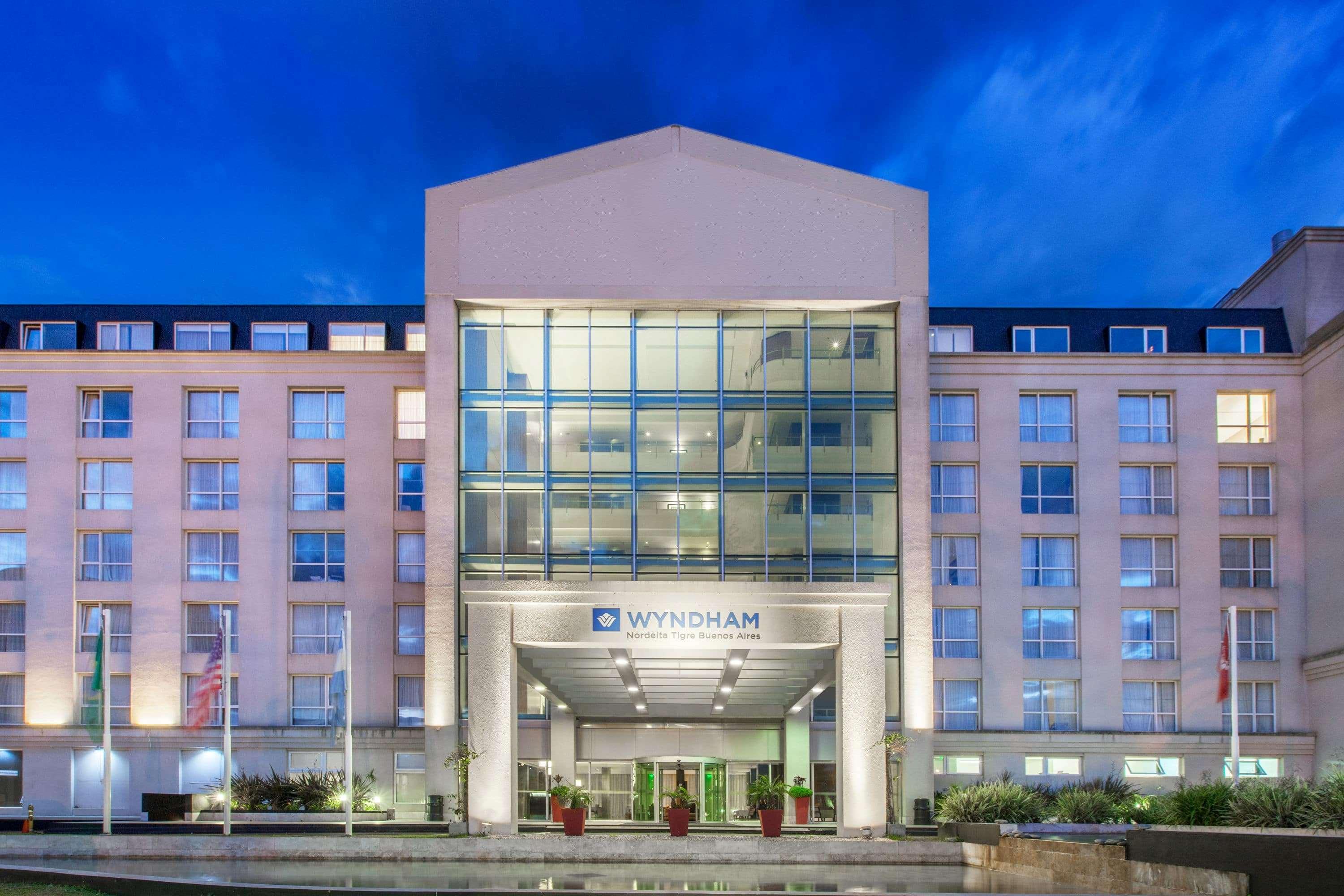 Hotel Wyndham Nordelta Tigre - Buenos Aires Exterior foto The hotel at night