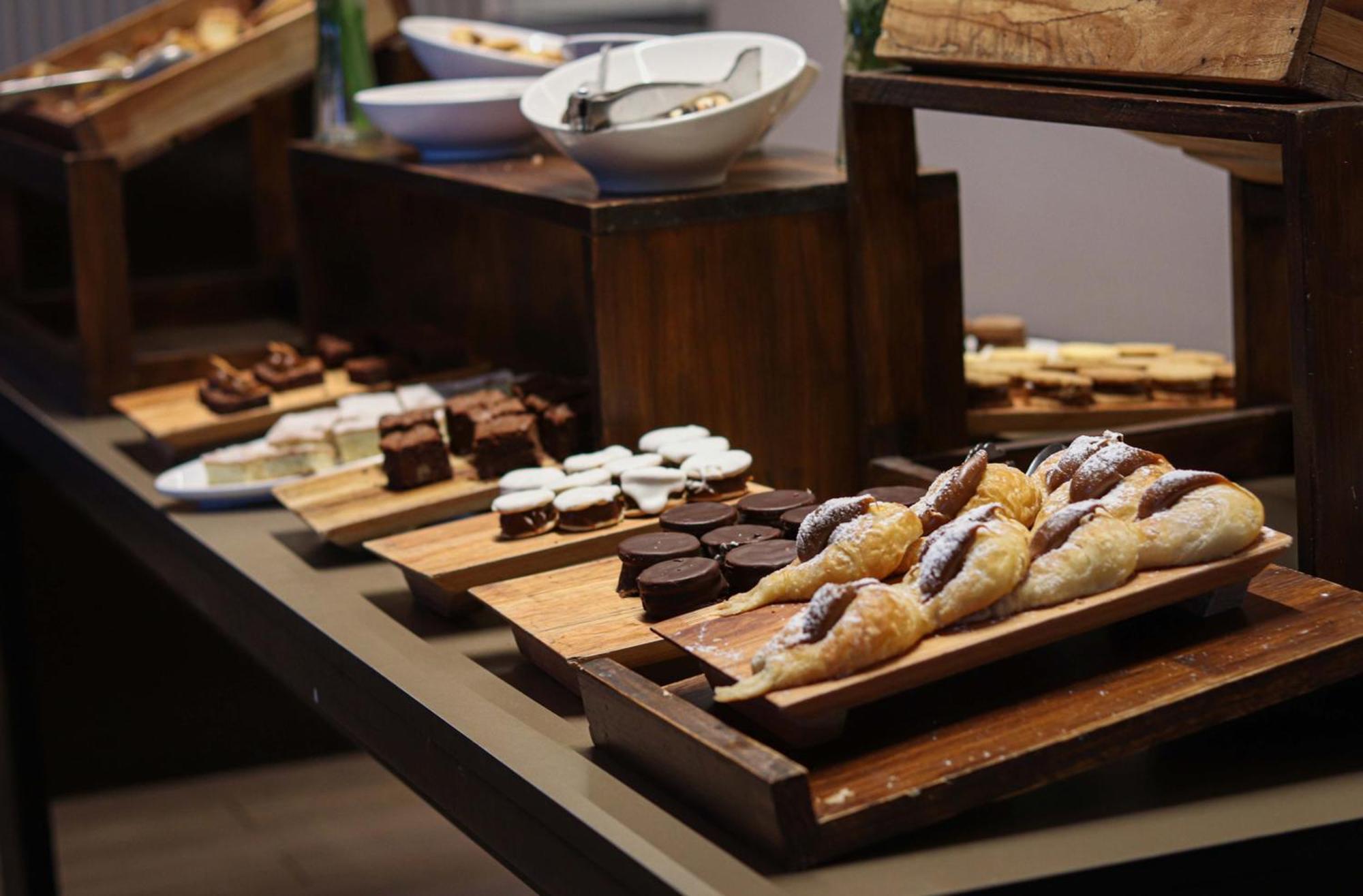 Hotel Wyndham Nordelta Tigre - Buenos Aires Exterior foto A selection of desserts