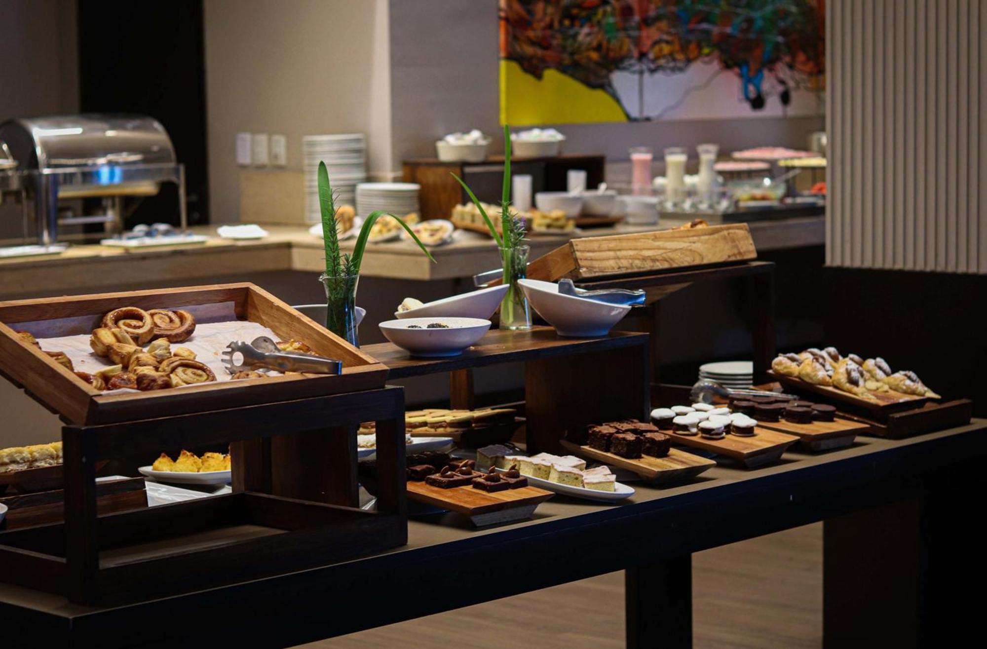 Hotel Wyndham Nordelta Tigre - Buenos Aires Exterior foto A dessert buffet