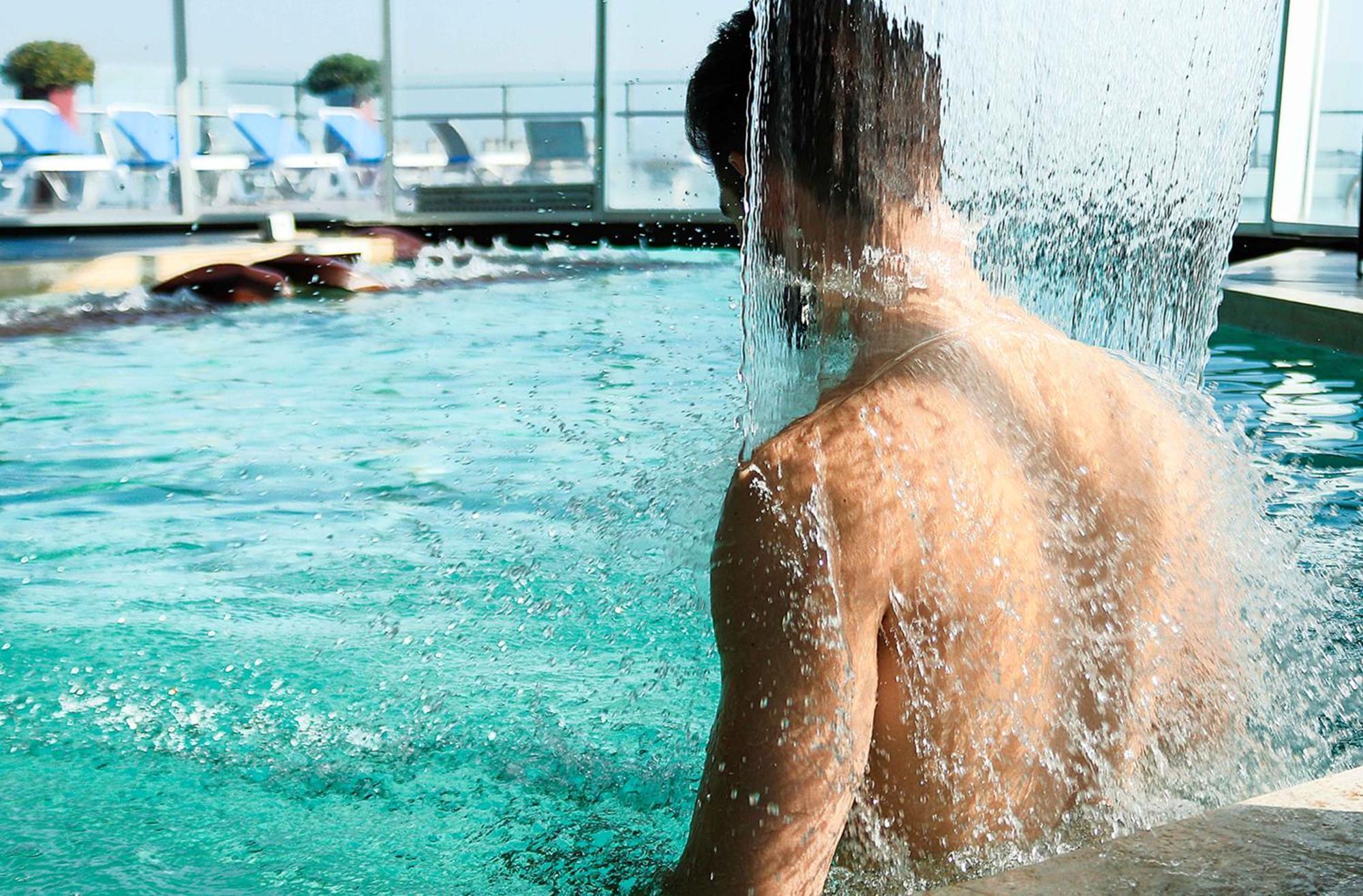 Hotel Wyndham Nordelta Tigre - Buenos Aires Exterior foto A man in a swimming pool
